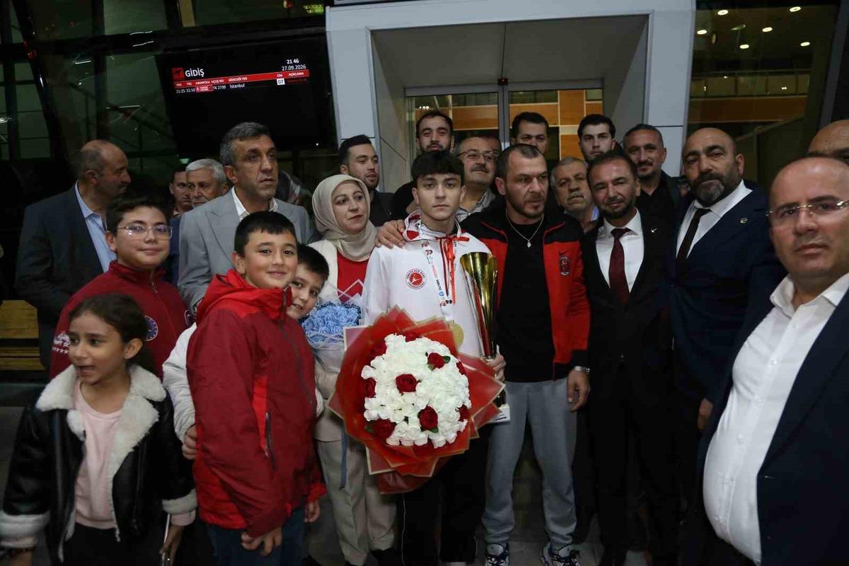 İsrailli rakibini yenerek dünya şampiyonu olan milli sporcuya coşkulu karşılama 2