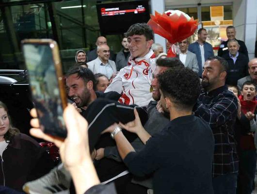 İsrailli rakibini yendi! Milli sporcuya coşkulu karşılama