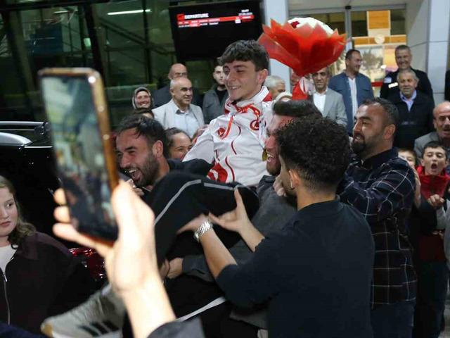İsrailli rakibini yendi! Milli sporcuya coşkulu karşılama