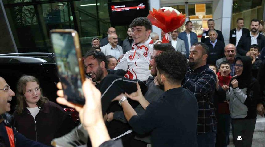 İsrailli rakibini yenerek d&uuml;nya şampiyonu olan milli sporcuya coşkulu karşılama