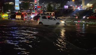 İstanbul&rsquo;da sağanak etkili oluyor; yollar g&ouml;le d&ouml;nd&uuml;