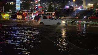 İstanbul’da sağanak etkili oluyor; yollar göle döndü