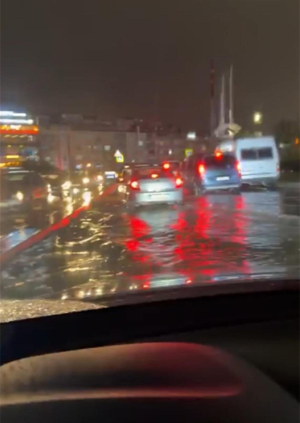 İstanbul&rsquo;da sağanak etkili oluyor; yollar g&ouml;le d&ouml;nd&uuml; 3
