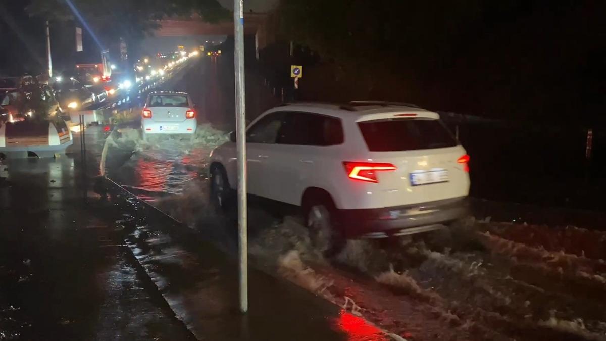 İstanbul&rsquo;da sağanak etkili oluyor; yollar g&ouml;le d&ouml;nd&uuml; 2