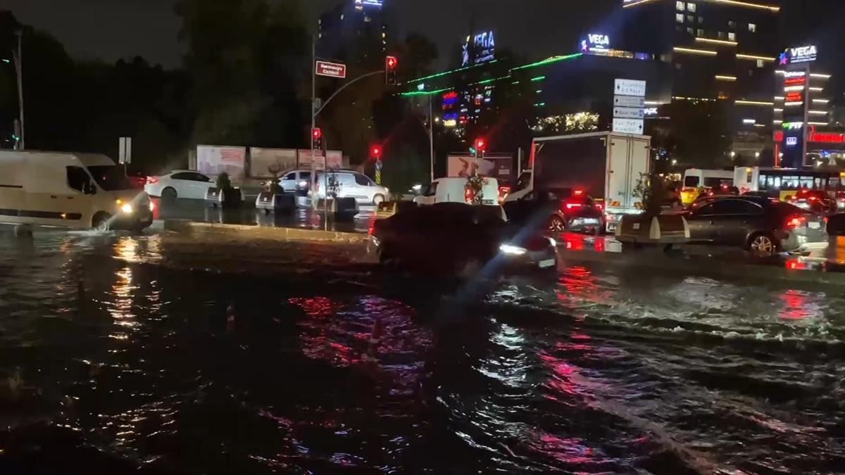 İstanbul&rsquo;da sağanak etkili oluyor; yollar g&ouml;le d&ouml;nd&uuml; 4