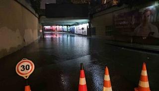 Taksim&rsquo;de beklenen sağanak bir anda bastırdı: Zincirlikuyu alt ge&ccedil;idini su bastı