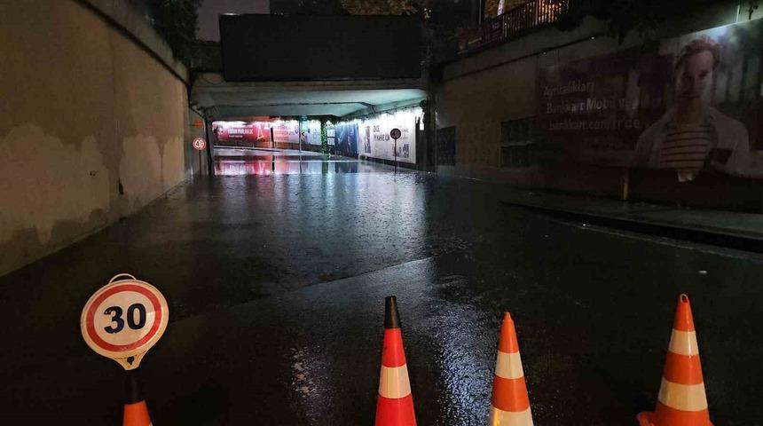 Taksim&rsquo;de beklenen sağanak bir anda bastırdı: Zincirlikuyu alt ge&ccedil;idini su bastı