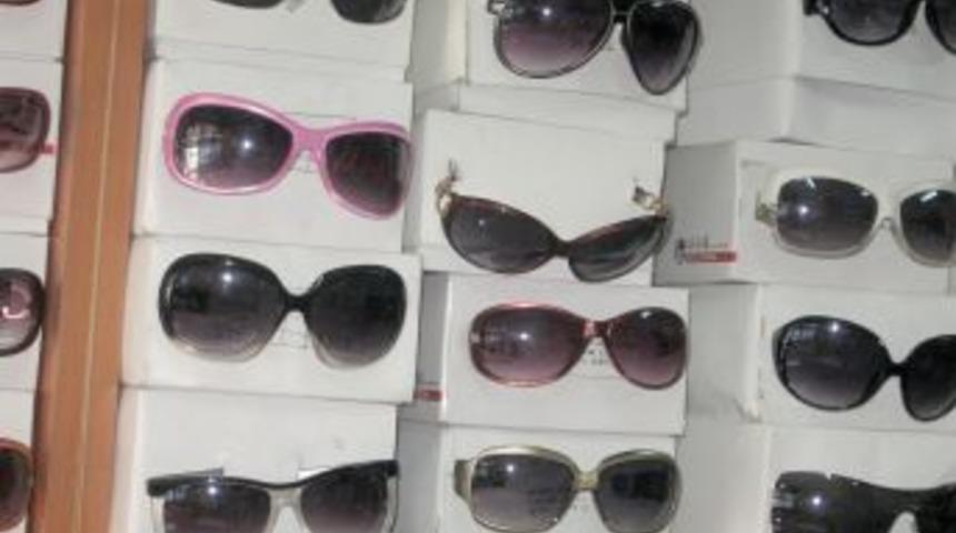 Tahtakale'ye sahte g&uuml;neş g&ouml;zl&uuml;ğ&uuml; operasyonu