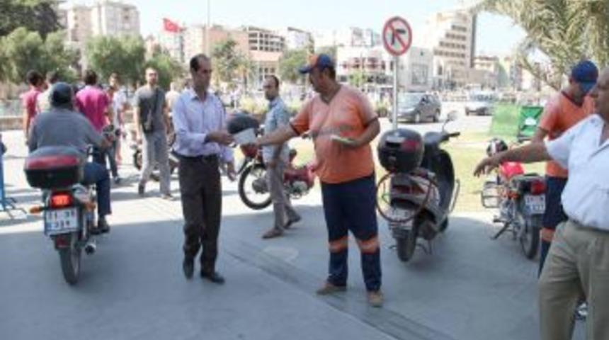 Temizlik iş&ccedil;ileri vatandaşlara broş&uuml;r dağıttı