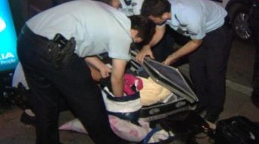 Ara&ccedil;ta &ccedil;ok sayıda silah olduğu ihbarı polisi alarma ge&ccedil;irdi