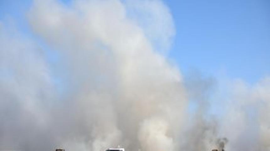 Manisa'da &ccedil;&ouml;pl&uuml;k patladı, yangın &ccedil;ıktı