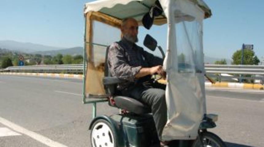 86 yaşında, kızı i&ccedil;in tekerlekli araba ile her g&uuml;n 12 kilometre gidiyor