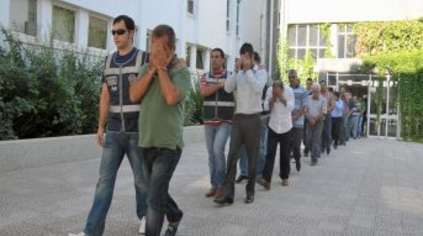 T&uuml;rk vatandaşlarını sahte belgelerle yurt dışına &ccedil;ıkaran &ouml;rg&uuml;t &ccedil;&ouml;kertildi