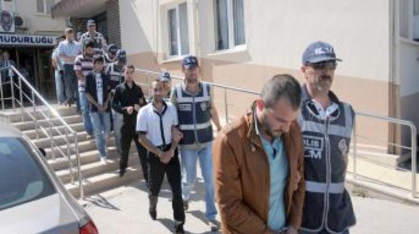 'Dolaplar geldi mi' diyerek silah ka&ccedil;ak&ccedil;ılığı yapmışlar