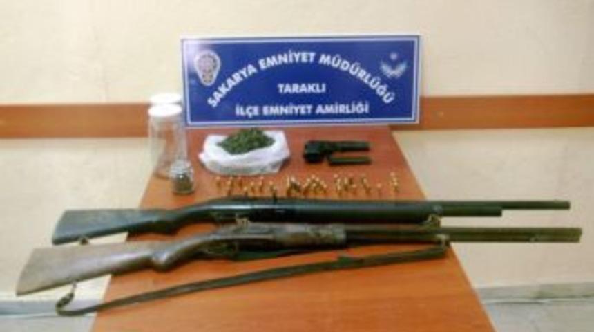 Taraklı'da esrar ve ruhsatsız silah ele ge&ccedil;irildi