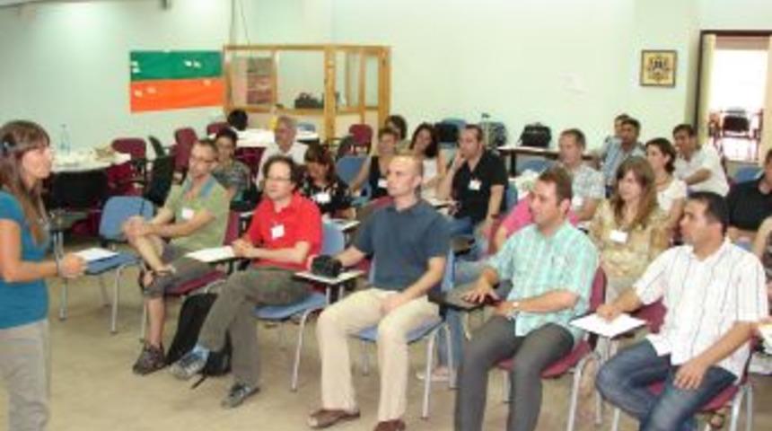 Denizli'de yedi &uuml;lkeden gelen yetişkinlere dijital eğitim veriliyor