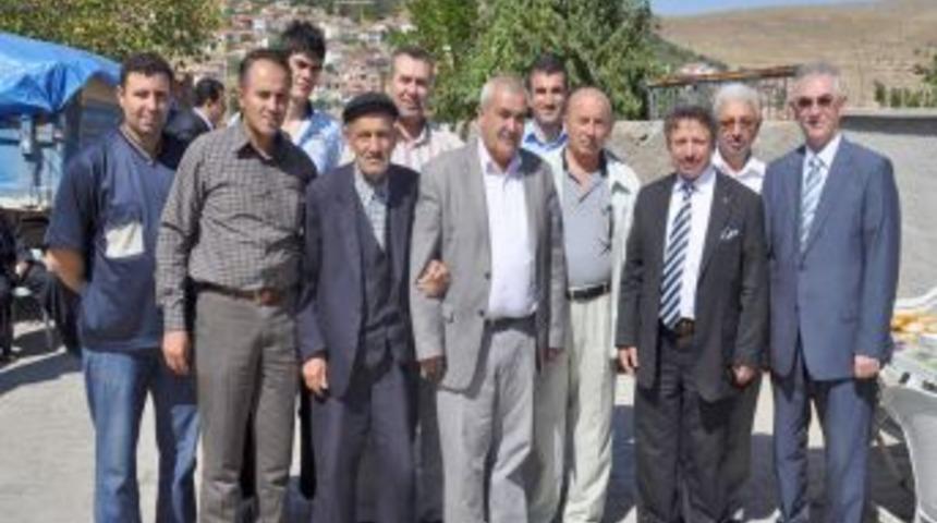 Hacı adayı mahalle sakinlerine hac yemeği verdi