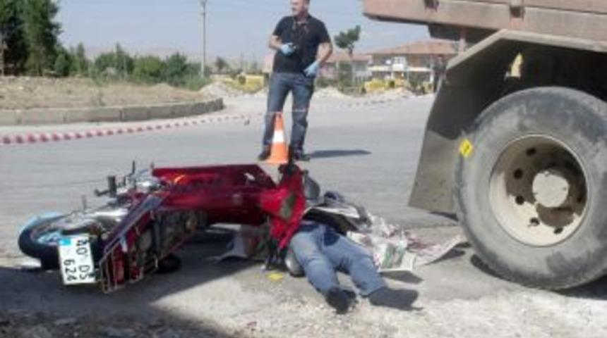 Kamyonun &ccedil;arptığı motosiklet s&uuml;r&uuml;c&uuml; hayatını kaybetti