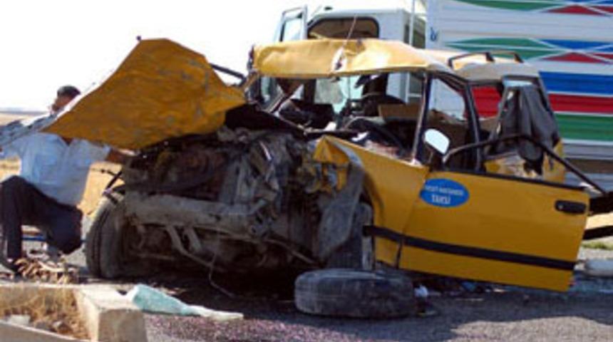 Düğün konvoyunda kaza: 2 ölü, 8 yaralı