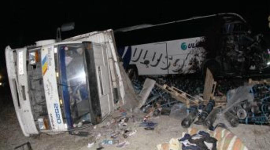 Yolcu otob&uuml;s&uuml; kamyona &ccedil;arptı: 1 &ouml;l&uuml;, 18 yaralı