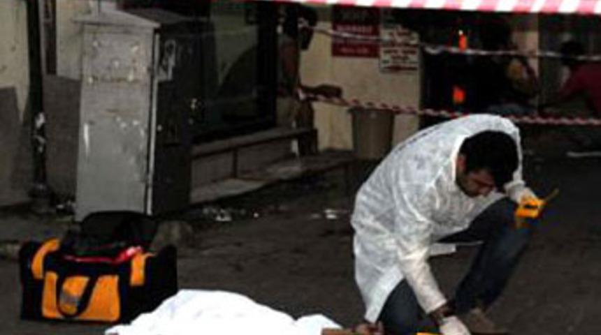 Eşini rahatsız edeni &ouml;ld&uuml;rd&uuml;