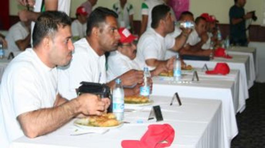 Bir kilogram baklavayı 2 dakikada yedi