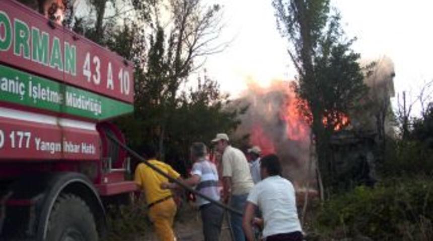 Domani&ccedil;'in B&uuml;kerler k&ouml;y&uuml;nde bir ev ve ahır yandı