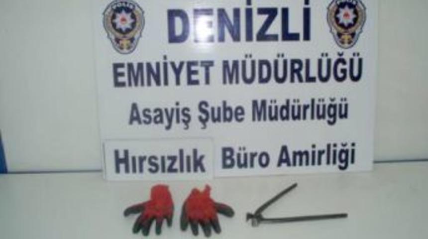 A&ccedil;amadığı &ccedil;elik kasayı g&ouml;t&uuml;rmek isteyince yakalandı