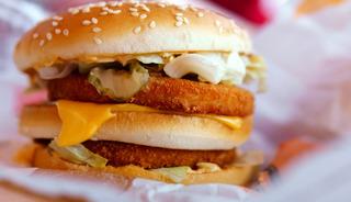 Fast food devinden b&uuml;y&uuml;k d&ouml;n&uuml;ş&uuml;m! Men&uuml;den restorana her şey yenileniyor