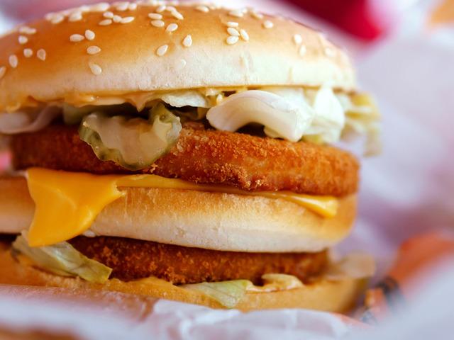 Fast food devinden b&uuml;y&uuml;k d&ouml;n&uuml;ş&uuml;m! Men&uuml;den restorana her şey yenileniyor