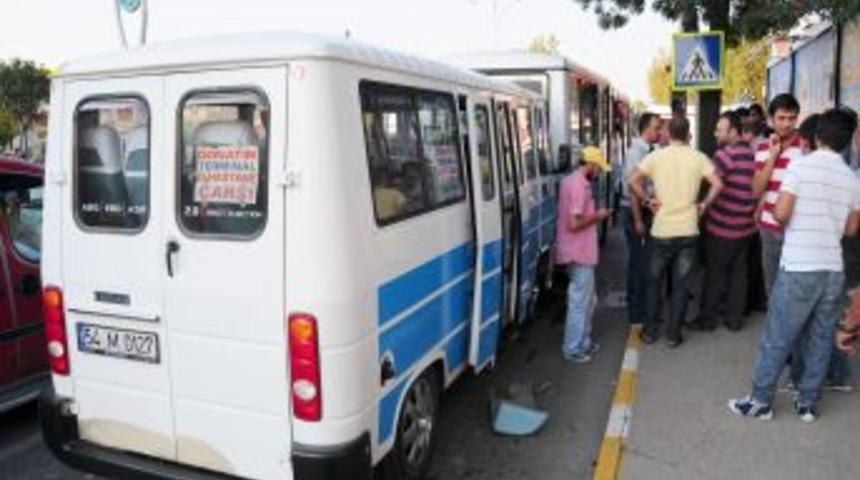 &Uuml;&ccedil; yolcu minib&uuml;s&uuml;n&uuml;n karıştığı kazada: 12 kişi yaralandı