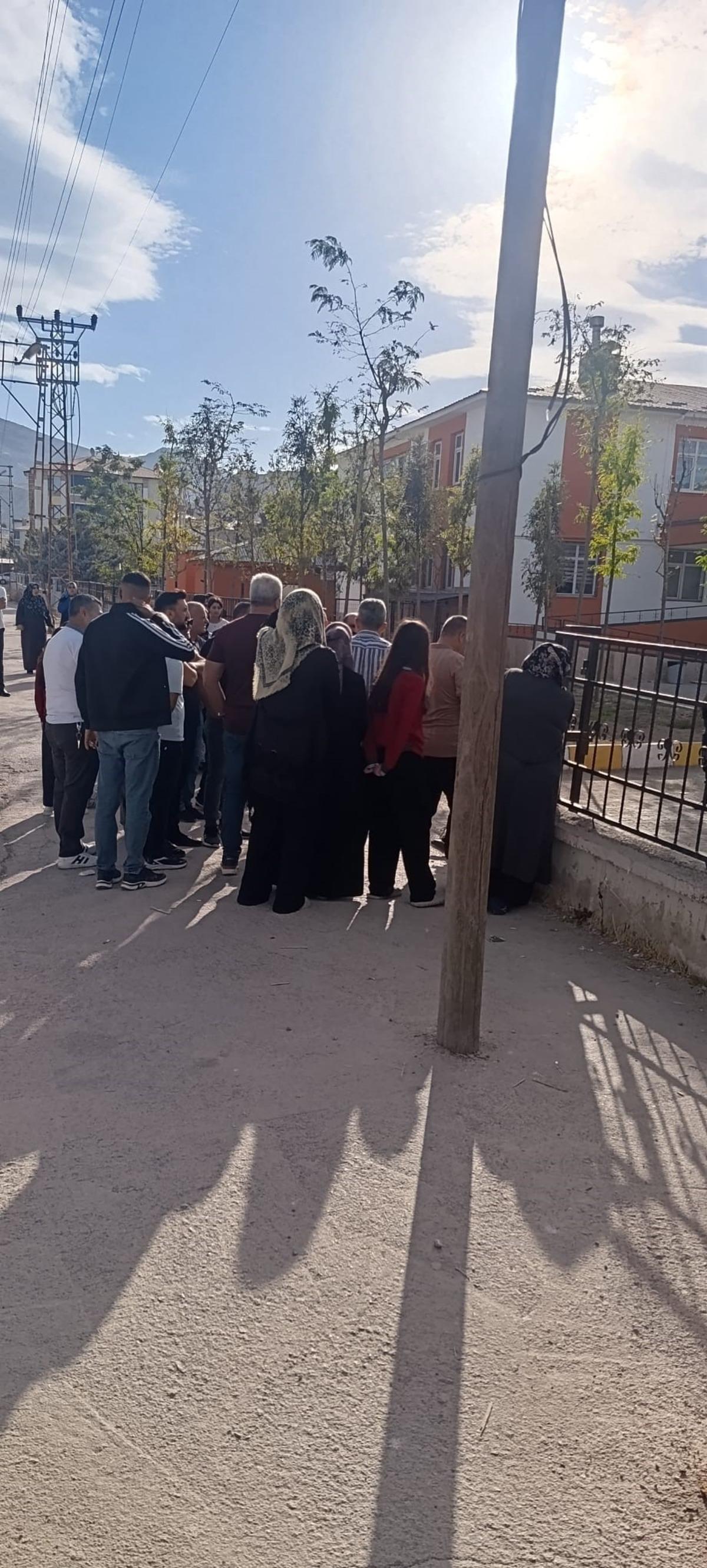 Veliler ve öğretmenler fark etti: İlkokula pompalı tüfekle geldi! 1