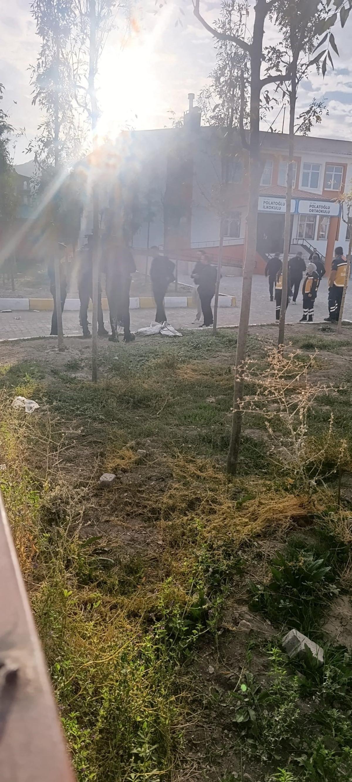 Veliler ve öğretmenler fark etti: İlkokula pompalı tüfekle geldi! 2