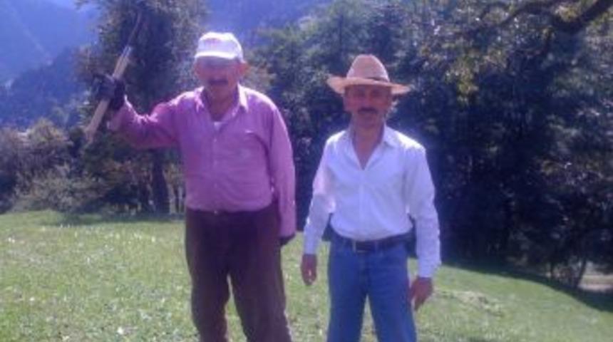 Dağ k&ouml;y&uuml;nde iki tatilcinin &ouml;n&uuml;ne ayı, &ccedil;ıkması vatandaşları tedirgin etti