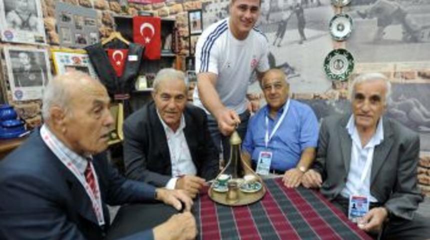 T&uuml;rk g&uuml;reşinin 200 yıllık ge&ccedil;mişi sergileniyor