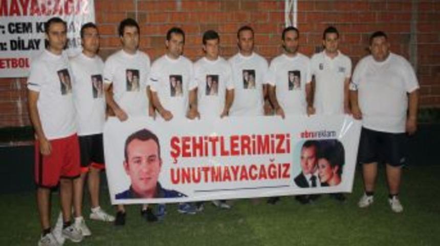 Şehit komiser ve eşi, evlilik yıld&ouml;n&uuml;mlerinde anıldı