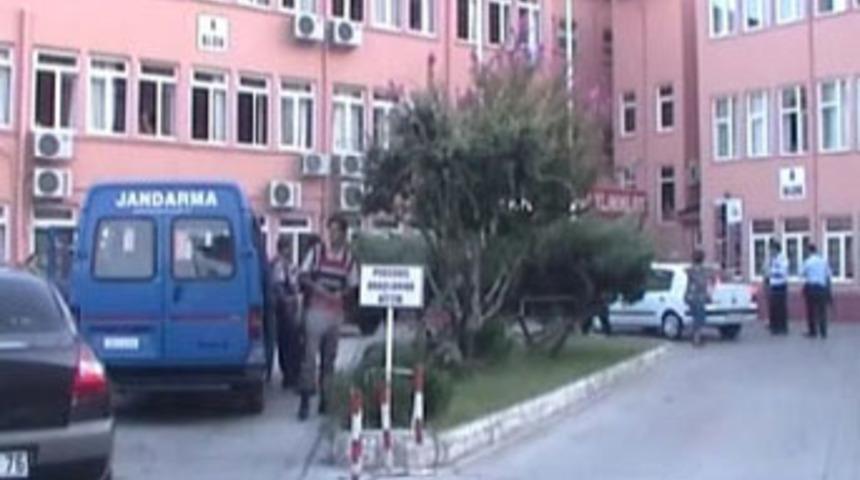 Mahalle savaş alanına d&ouml;nd&uuml;: 2 &ouml;l&uuml;