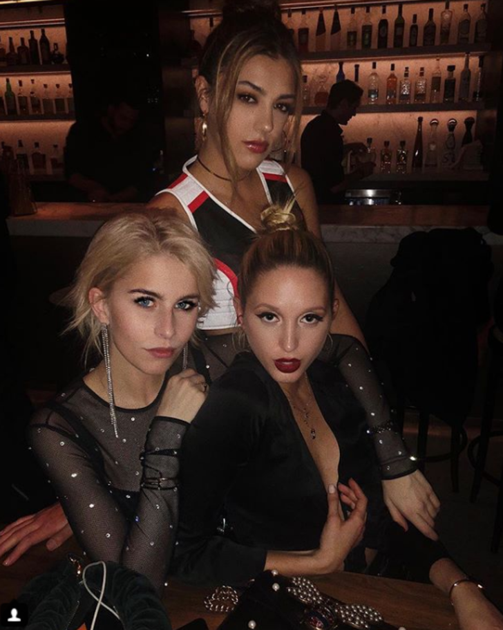 Prens Charles'ın vaftiz kızı öyle bir fotoğraf paylaştı ki... G4