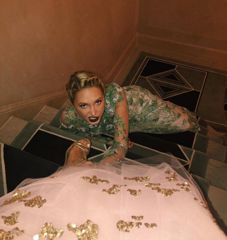 Prens Charles'ın vaftiz kızı öyle bir fotoğraf paylaştı ki... G5