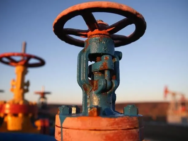 Brent petrol&uuml;n varili 98,96 dolardan işlem g&ouml;r&uuml;yor