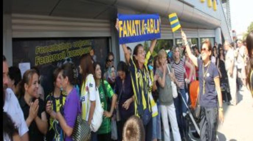 Fenerbah&ccedil;eli kadın taraftarlardan biletlere b&uuml;y&uuml;k talep