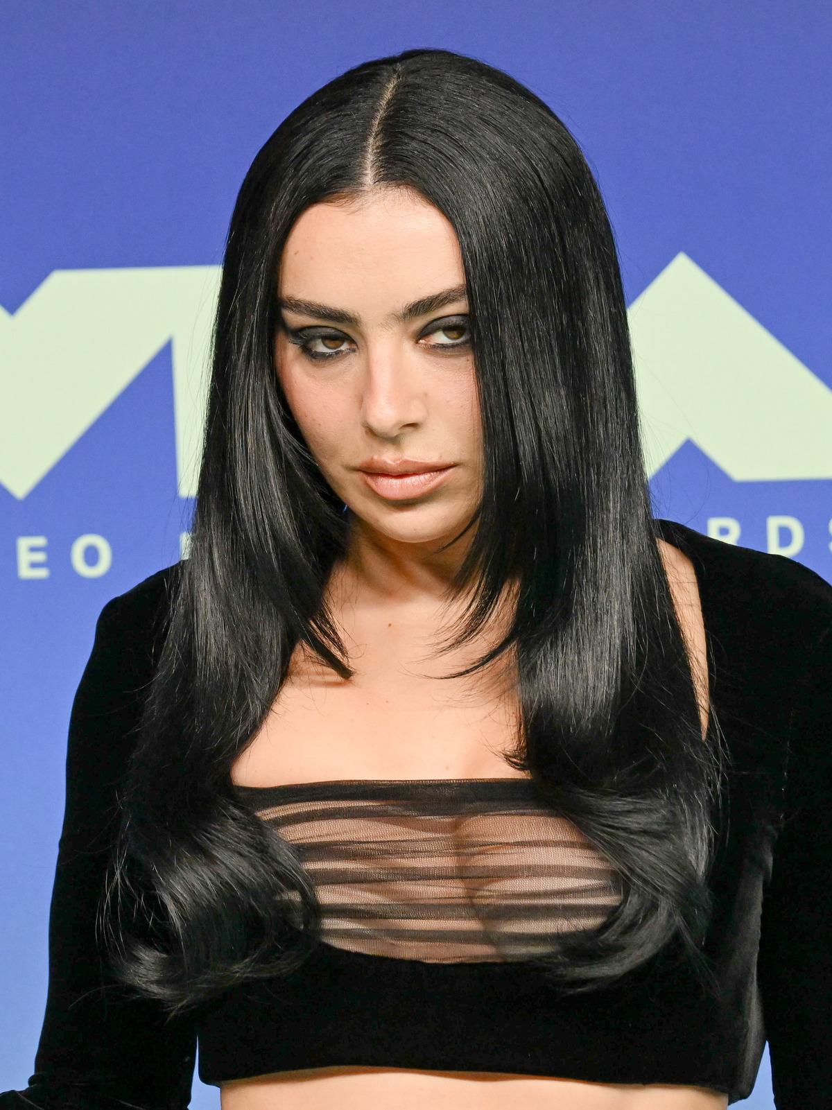 Charli XCX, 2026 MTV VMAs kırmızı halısında talihsiz kıyafet kazası yaşadı 1
