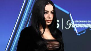 Charli XCX, 2026 MTV VMAs kırmızı halısında talihsiz kıyafet kazası yaşadı