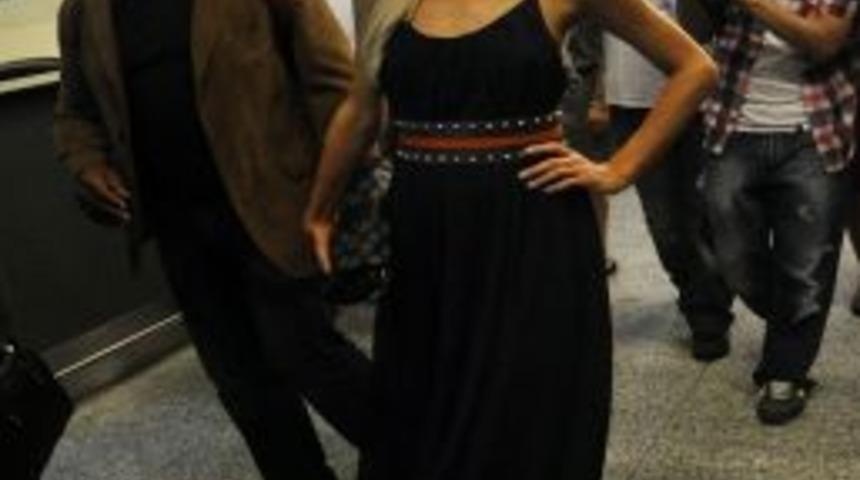 İstanbul&rsquo;a gelen Paris Hilton&rsquo;a olağan&uuml;st&uuml; ilgi