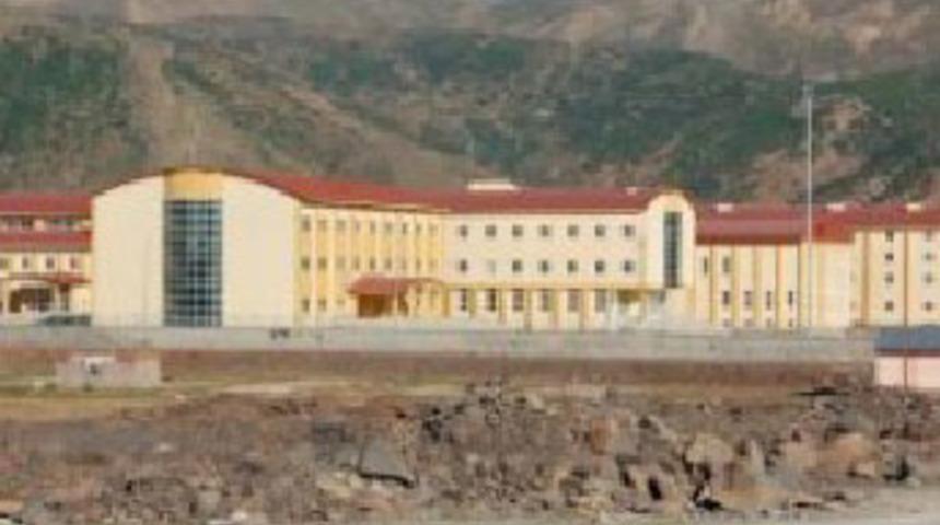 Ter&ouml;ristler polis okuluna saldırdı: 1 şehit