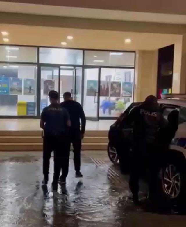 Beylikd&uuml;z&uuml;&rsquo;nde sitede park yeri nedeniyle silahlı kavga &ccedil;ıktı,  o anlar kamerada 3