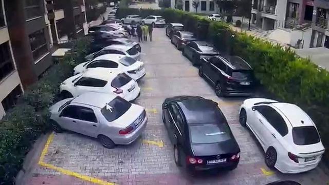 Beylikd&uuml;z&uuml;&rsquo;nde sitede park yeri nedeniyle silahlı kavga &ccedil;ıktı,  o anlar kamerada 2