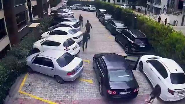 Beylikd&uuml;z&uuml;&rsquo;nde sitede park yeri nedeniyle silahlı kavga &ccedil;ıktı,  o anlar kamerada 1