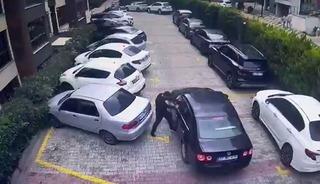 Beylikd&uuml;z&uuml;&rsquo;nde sitede park yeri nedeniyle silahlı kavga &ccedil;ıktı,  o anlar kamerada