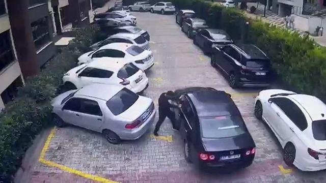 Beylikdüzü’nde sitede park yeri nedeniyle silahlı kavga çıktı,  o anlar kamerada